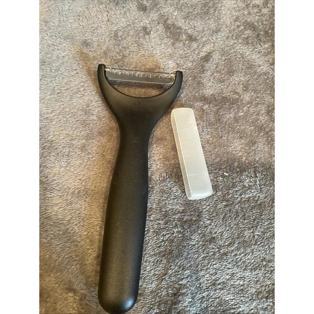 Pampered Chef Serrated Peeler Black